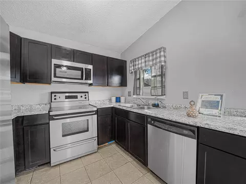 Kitchen - 1665 Sailpoint Dr, Bartow, FL 33830 photo 2 of 3