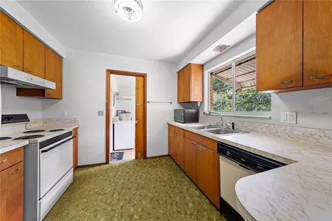 Kitchen - 325 Florida Ave, Saint Cloud, FL 34769 photo 3 of 7