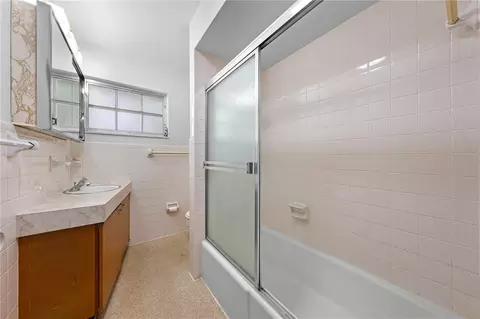 Bath - 325 Florida Ave, Saint Cloud, FL 34769 photo 2 of 3