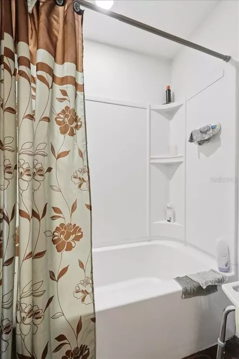 Bath - 1603 Ellington Dr, Dundee, FL 33838 photo 2 of 3