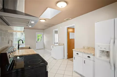 Entry Way - 805 Center St, Dundee, FL 33838 photo 2 of 2