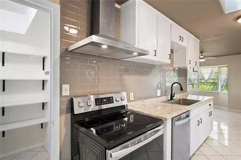 Kitchen - 805 Center St, Dundee, FL 33838 photo 3 of 3