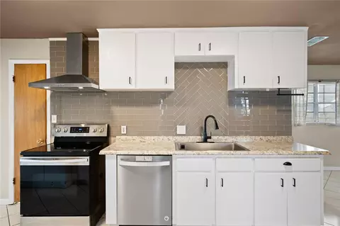 Kitchen - 805 Center St, Dundee, FL 33838 photo 2 of 3