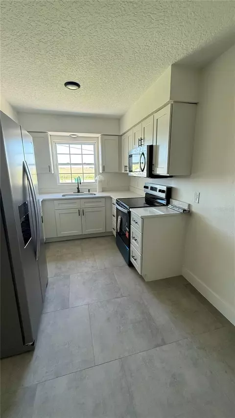 Kitchen - 606 Ridgewood Ave, Dundee, FL 33838 photo 6 of 6