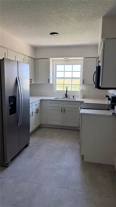 Kitchen - 606 Ridgewood Ave, Dundee, FL 33838 photo 1 of 6