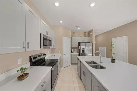 Kitchen - 5170 Quakers Pl, Saint Cloud, FL 34769 photo 4 of 5