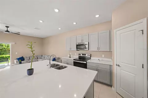 Kitchen - 5170 Quakers Pl, Saint Cloud, FL 34769 photo 2 of 5