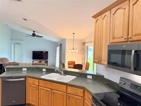 Kitchen - 1000 Seneca Trl, Saint Cloud, FL 34772 photo 6 of 8