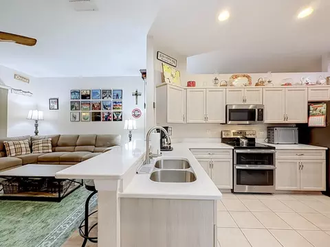 Kitchen - 1988 Ancient Oak Dr, Ocoee, FL 34761 photo 4 of 5