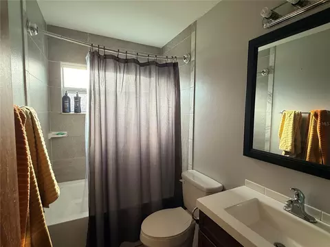 Bath - 801 Chris Ct, Saint Cloud, FL 34769 photo 1 of 2