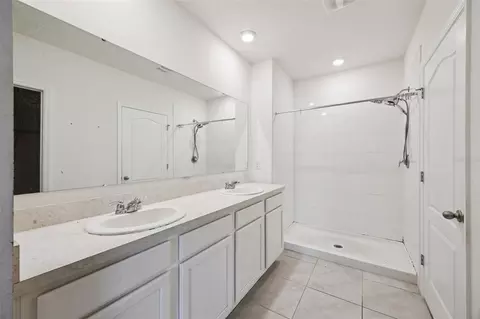 Bath - 2842 Common Crane Ct, Harmony, FL 34773 photo 1 of 2