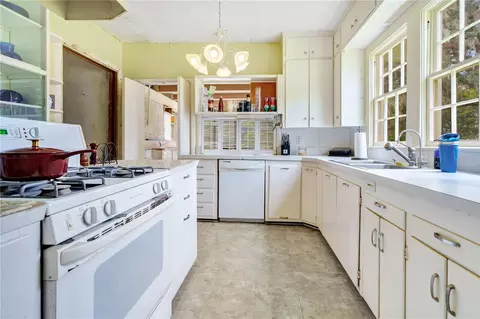 Kitchen - 2052 Carolina Ave, Gotha, FL 34734 photo 2 of 6