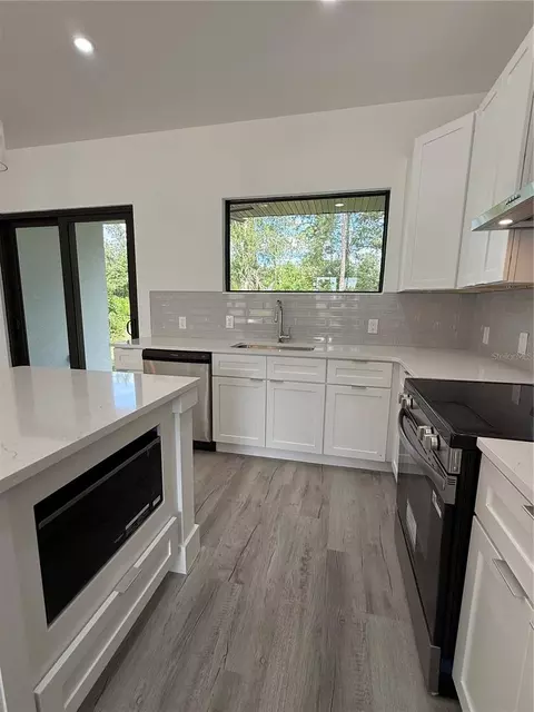 Kitchen - 339 Roadrunner Ave, Sebring, FL 33870 photo 5 of 7