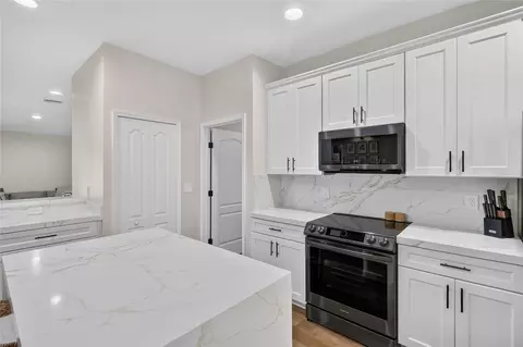 Kitchen - 5020 Moss Hammock Trl, Sebring, FL 33872 photo 6 of 9