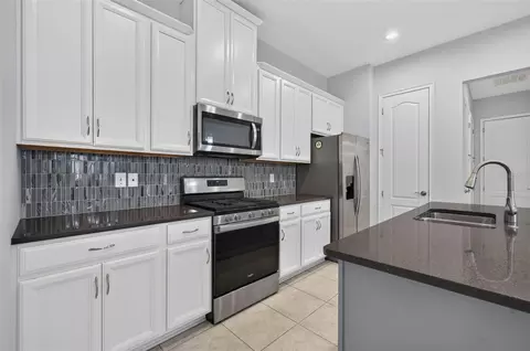 Kitchen - 2521 Yellow Brick Rd, Saint Cloud, FL 34772 photo 5 of 8