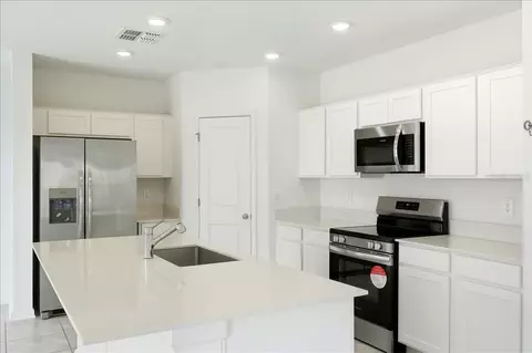 Kitchen - 1140 Tyler Loop, Winter Haven, FL 33884 photo 2 of 4