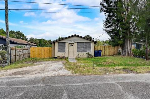 208 30th St E, Palmetto, FL 34221