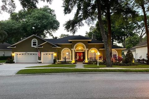2424 Valrico Forest Dr, Valrico, FL 33594