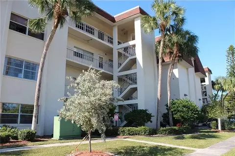 209 NE Lincoln Cir N #204, Saint Petersburg, FL 33702