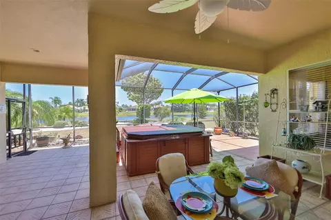 1129 Signature Dr, Sun City Center, FL 33573
