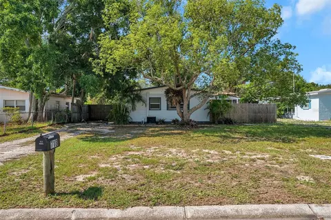 718 Loquat Dr, Tarpon Springs, FL 34689