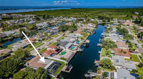 8705 Cobblestone Dr, Tampa, FL 33615