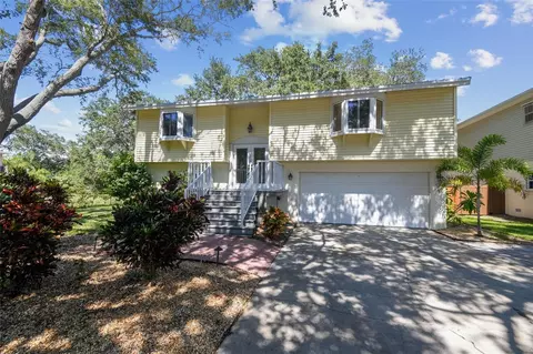 909 Lynnlea Ln, Tarpon Springs, FL 34689