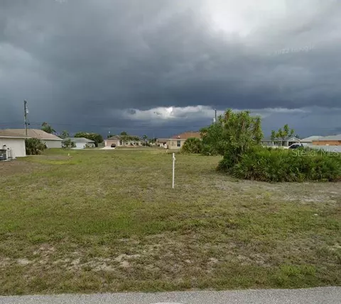 1827 NE 17th Pl, Cape Coral, FL 33909