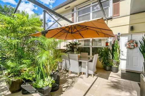 29 Clinton Ct #D, Royal Palm Beach, FL 33411