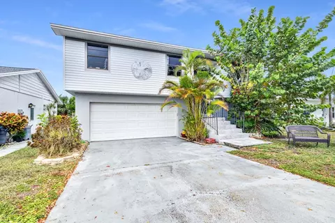 138 Wall St, Redington Shores, FL 33708