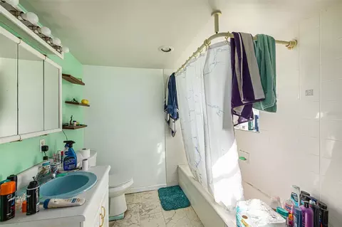 Bath - 331 Lewis Rd, Lithia, FL 33547 photo 4 of 4