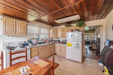 Kitchen - 331 Lewis Rd, Lithia, FL 33547 photo 5 of 7