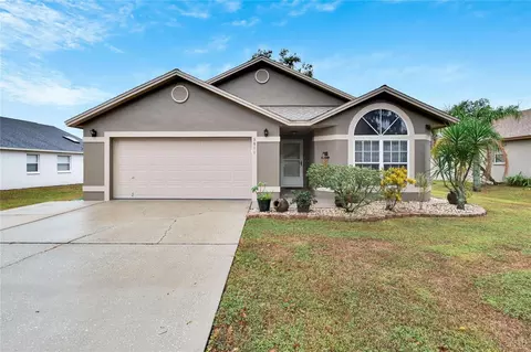 3911 Creek Woods Dr, Plant City, FL 33563