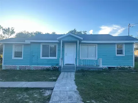 8112 N Hillsborough Ln, Tampa, FL 33604