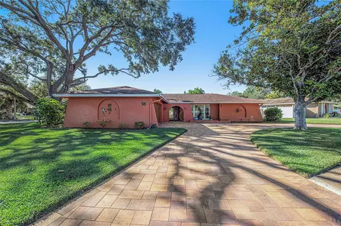 8000 Dovehill Ln, Seminole, FL 33777