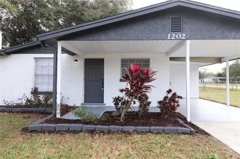 1202 N Bracewell Dr, Plant City, FL 33563