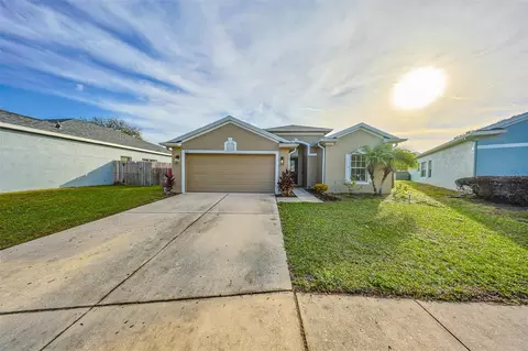 612 Maple Pointe Dr, Seffner, FL 33584