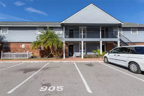 200 Country Club Dr #905, Largo, FL 33771
