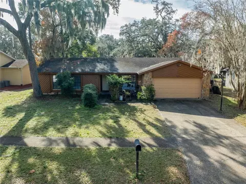 9607 Woodland Ridge Dr, Temple Terrace, FL 33637