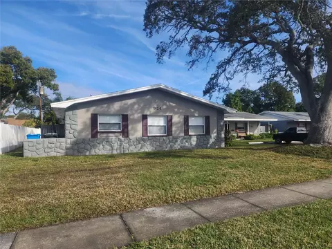 924 San Christopher Dr, Dunedin, FL 34698