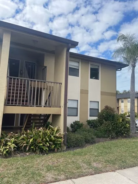 10100 Sailwinds Blvd N #208, Largo, FL 33773