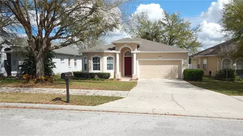 37106 Highland Bluff Cir, Dade City, FL 33523