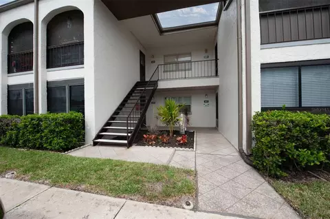 7701 Starkey Rd #423, Seminole, FL 33777