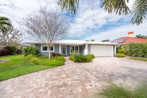 10118 Yacht Club Dr, Treasure Island, FL 33706