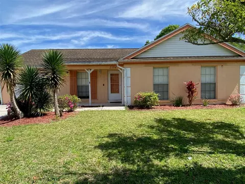 2104 N Merrin St, Plant City, FL 33563