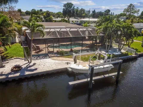 9471 Treasure Ln NE, Saint Petersburg, FL 33702