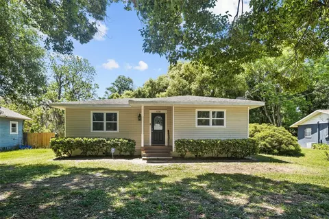 1230 E Jackson Ave, Mount Dora, FL 32757