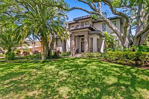4905 W Spring Lake Dr, Tampa, FL 33629