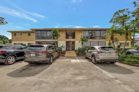 5712 Foxlake Dr #8, North Fort Myers, FL 33917