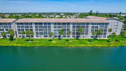 3378 Lake Bayshore Dr #P302, Bradenton, FL 34205